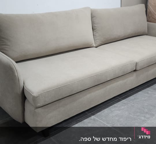 ספה מרופדת בבד בז